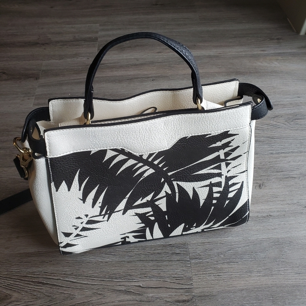 Purse - Picture 2 of 8